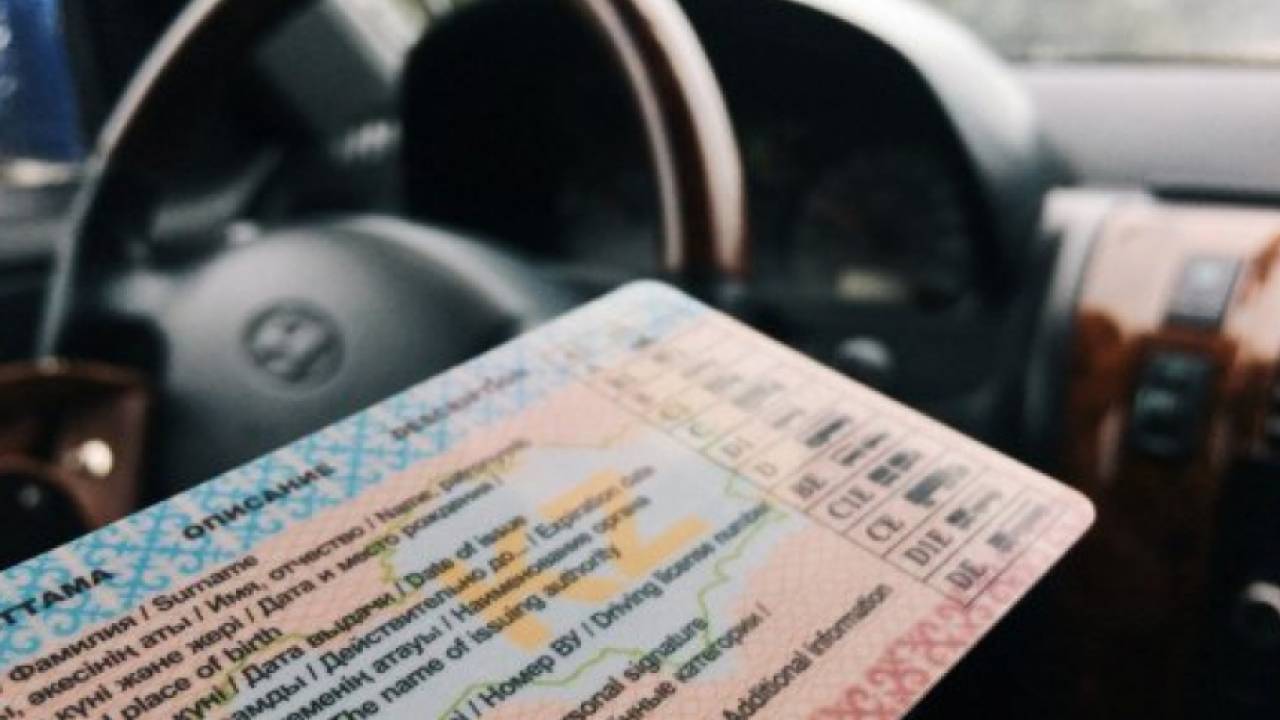 Почему водителям в Казахстане нельзя полностью отказываться от документов?