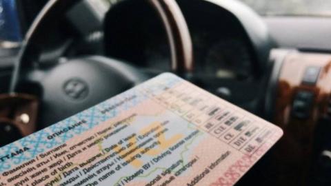 Почему водителям в Казахстане нельзя полностью отказываться от документов?